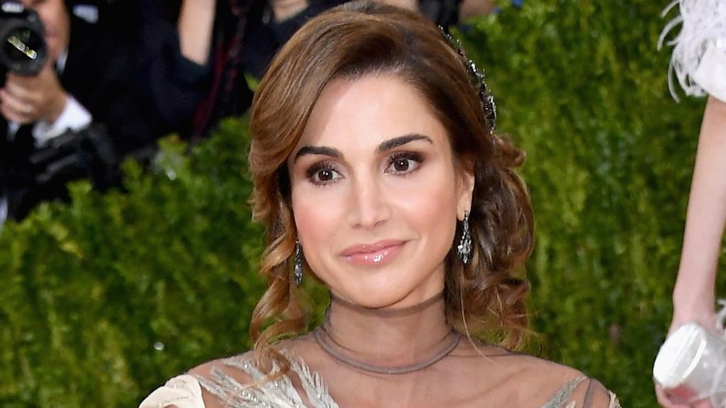 Queen Rania simply gave her shimmering Fendi robe a makeover for Jeff Bezos’ pre-wedding celebration
