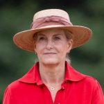 Duchess Sophie helps Girl Louise in pink scorching sundress and platform heels