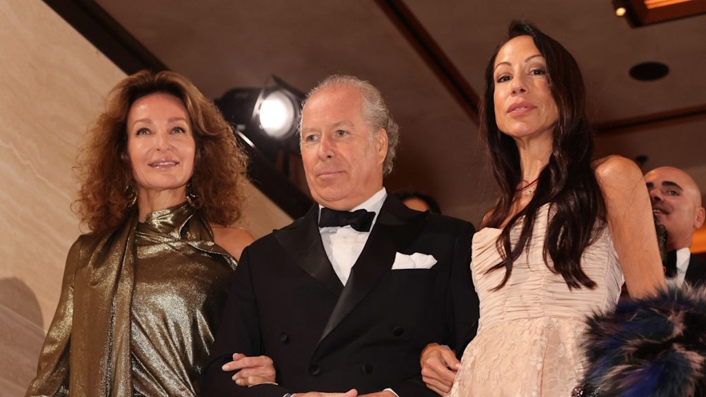 David Armstrong-Jones proves romance with Isabelle de Los angeles Bruyere goes robust in new date evening pictures
