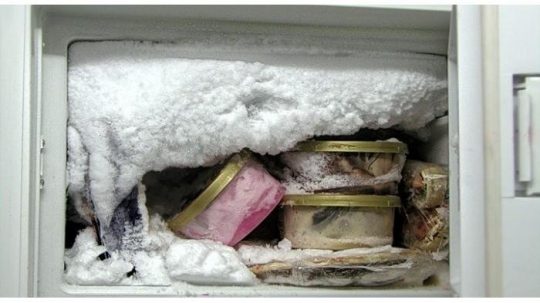 Permalink to Bunga Es di Freezer Numpuk Bund? Ini Tips Jitu Membersihkannya, Jangan Dicongkel-congkel Ya Bund!